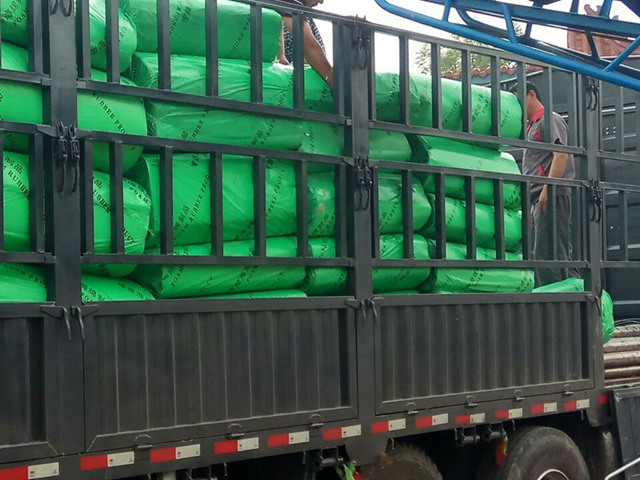 橡塑板裝車(chē)